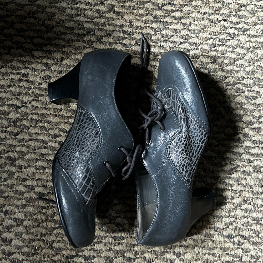 AEROSOLES Heel Rest Grey Faux Leather Oxfords